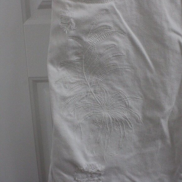 3/$30 Maison Scotch White Bermuda Shorts Embroidered Size 25 Slim Boyfriend - Picture 3 of 4